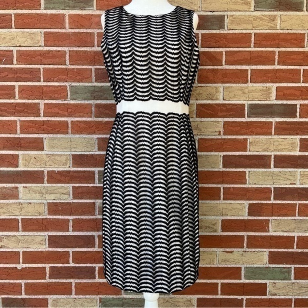 Ivanka Trump Scalloped Lace Black White Sleeveless Sheath Dress 👗